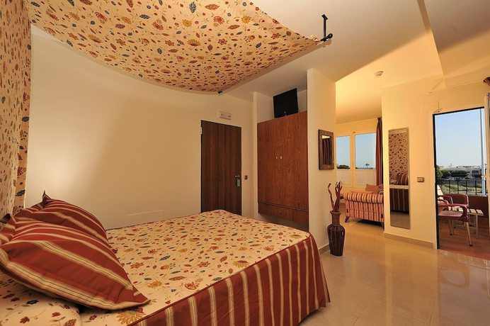 Imagen de la habitación del Hotel Atrium, Puerto Mazarr&oacute;n. Foto 3