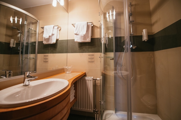Imagen de la habitación del Hotel Atrium, T&acirc;rgu Secuiesc. Foto 18