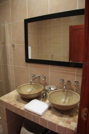 Imagen de la habitación del Hotel Attache Guest Lodge. Foto 17