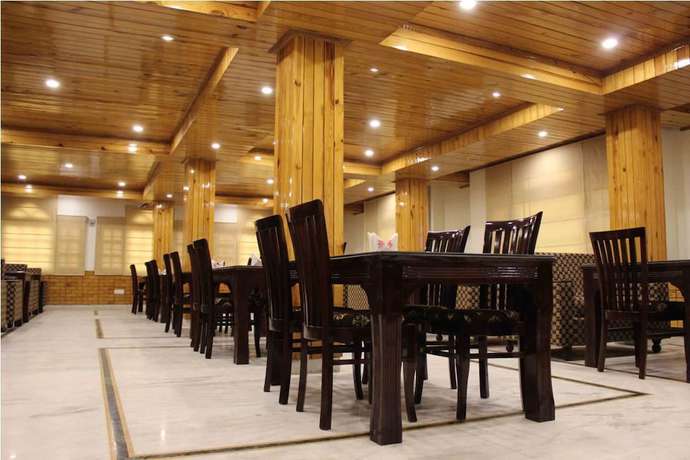 Imagen del bar/restaurante del Hotel Atul Regency. Foto 2