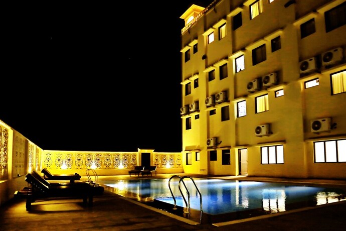Imagen de la piscina del Hotel Atulya Niwas, Udaipur. Foto 32