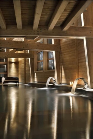 Imagen de la piscina del Hotel Au Coeur Du Village. Foto 16