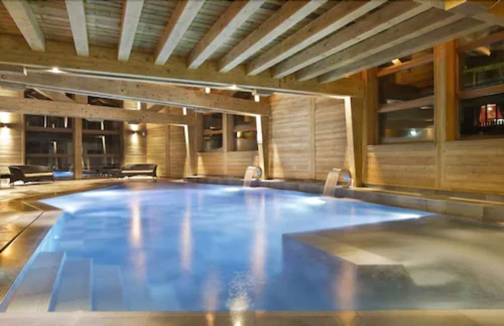 Imagen de la piscina del Hotel Au Coeur Du Village. Foto 19