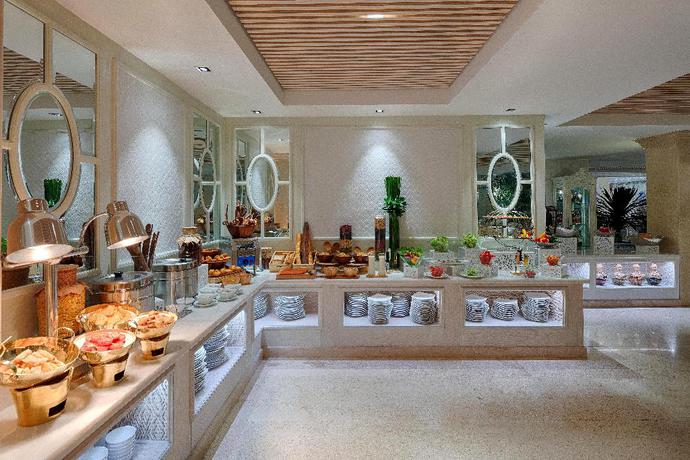 Imagen del bar/restaurante del Hotel Au Lac Charner. Foto 2