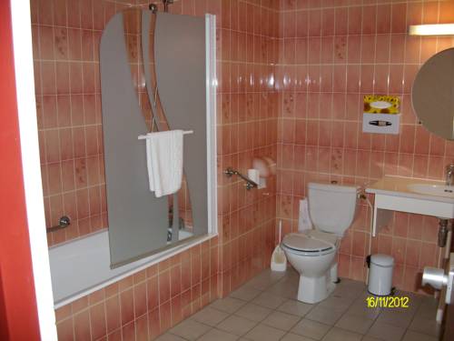 Imagen de la habitación del Hotel Au Logis Des Ours Belfort Nord. Foto 16