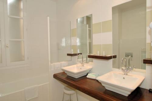 Imagen de la habitación del Hotel Au Logis Des Remparts. Foto 4