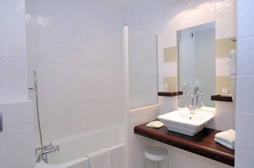 Imagen de la habitación del Hotel Au Logis Des Remparts. Foto 6