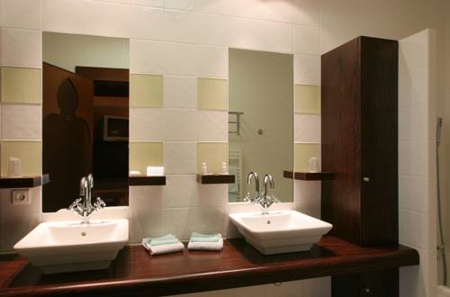 Imagen de la habitación del Hotel Au Logis Des Remparts. Foto 8