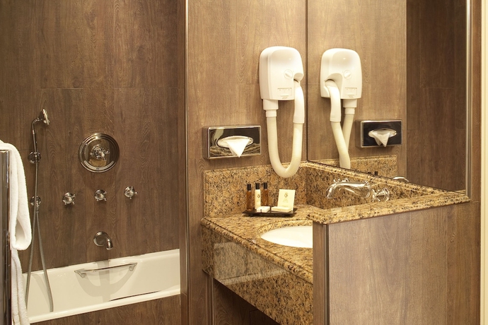 Imagen de la habitación del Hotel Au Manoir Saint-germain. Foto 17