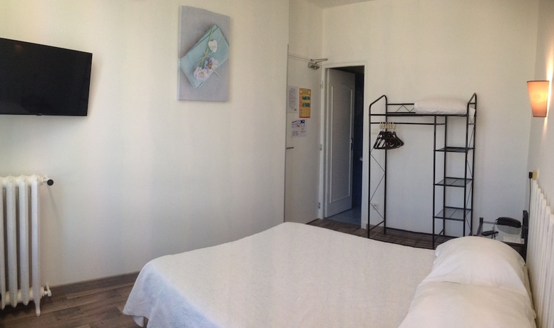 Imagen de la habitación del Hotel Au Nouvel. Foto 17