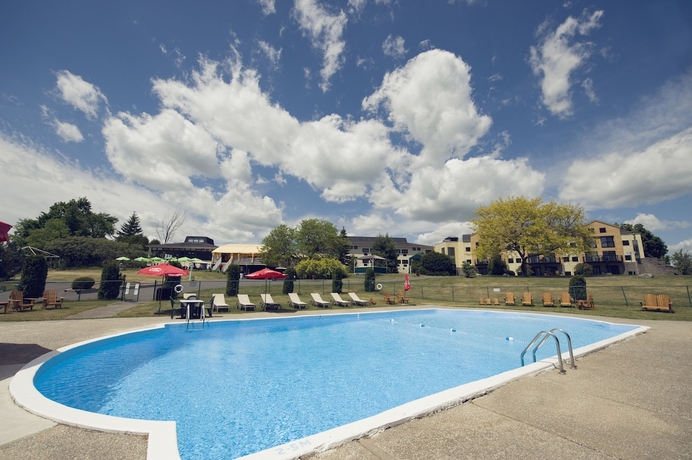 Imagen de la piscina del Hotel Auberge Bromont. Foto 12