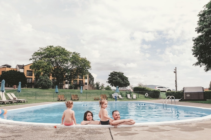 Imagen de la piscina del Hotel Auberge Bromont. Foto 15