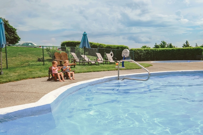 Imagen de la piscina del Hotel Auberge Bromont. Foto 16
