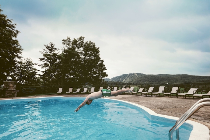 Imagen de la piscina del Hotel Auberge Bromont. Foto 19