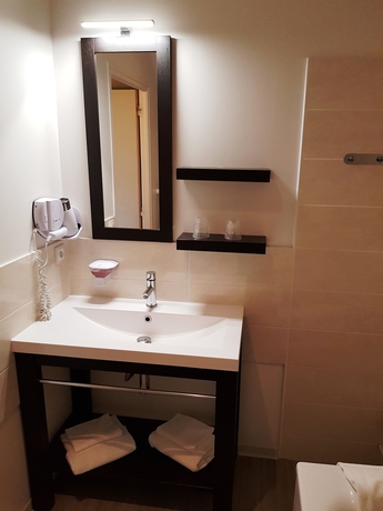 Imagen de la habitación del Hotel Auberge De La Baie, Pontorson. Foto 11