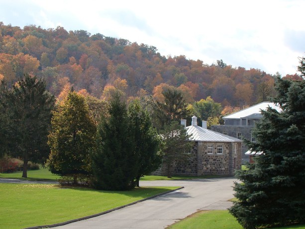 Imagen de los exteriores del Hotel Auberge De L'abbaye D'oka. Foto 19