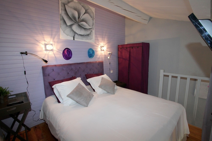 Imagen de la habitación del Hotel Auberge Des Pins, Tourrettes. Foto 5