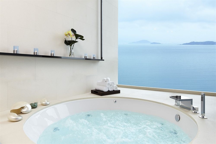 Imagen de la piscina del Hotel Auberge Discovery Bay Hong Kong. Foto 11