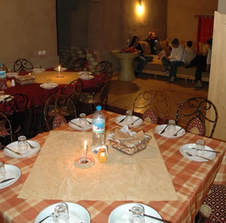 Imagen del bar/restaurante del Hotel Auberge Itrane Sahara. Foto 3