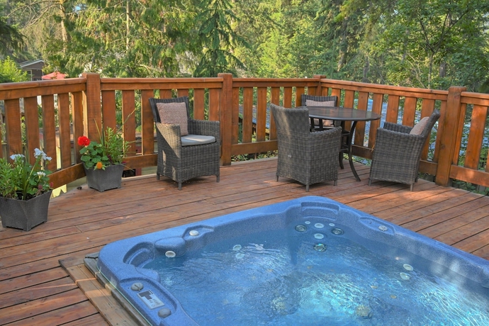 Imagen de la piscina del Hotel Auberge Kicking Horse Bandb and Guest House. Foto 15