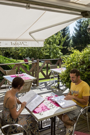 Imagen del bar/restaurante del Hotel Auberge La Tomette, The Originals Relais. Foto 6