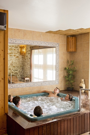 Imagen de la piscina del Hotel Auberge La Tomette, The Originals Relais. Foto 16