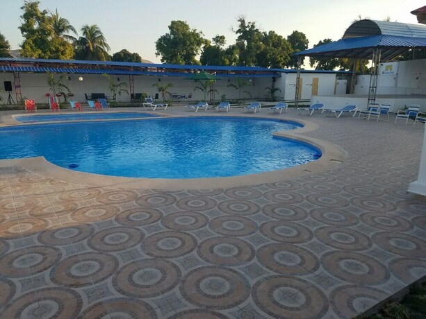 Imagen de la piscina del Hotel Auberge Pont-gaudin. Foto 27