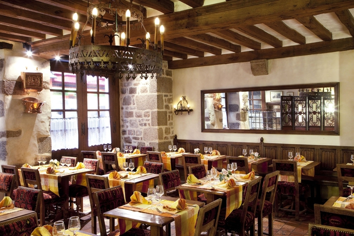 Imagen del bar/restaurante del Hotel Auberge Saint-pierre, Mont Saint Michel. Foto 2