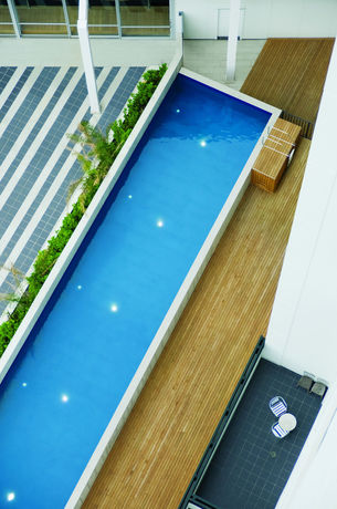 Imagen de la piscina del Hotel Auckland Harbour Suites. Foto 16