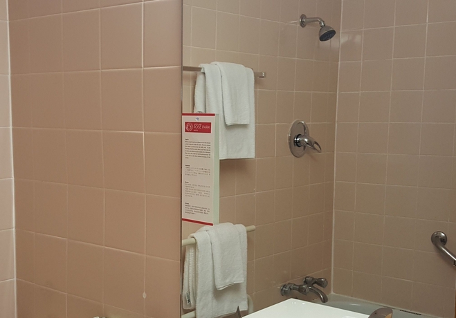 Imagen de la habitación del Hotel Auckland Rose Park. Foto 8