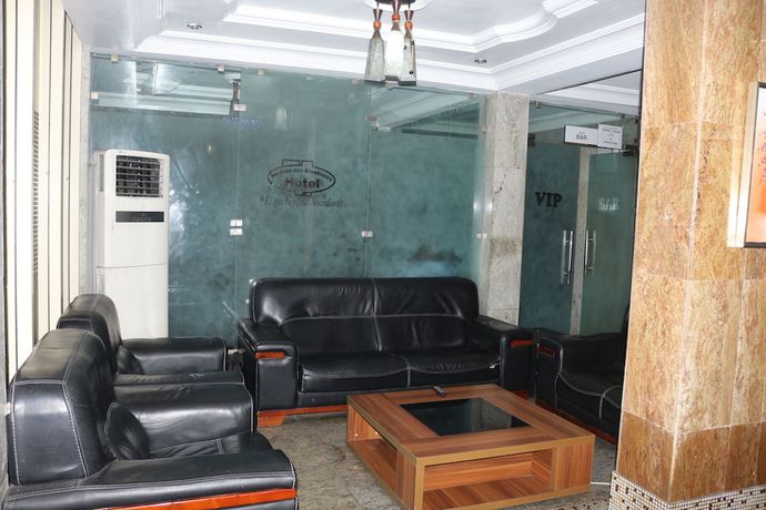 Imagen de los interiores del Hotel Au-del&agrave; des Frontieres. Foto 18