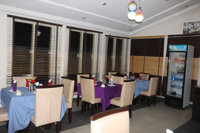 Imagen del bar/restaurante del Hotel Au-del&agrave; des Frontieres. Foto 4