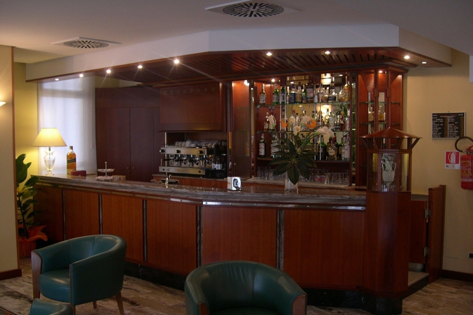 Imagen del bar/restaurante del Hotel Audi. Foto 5