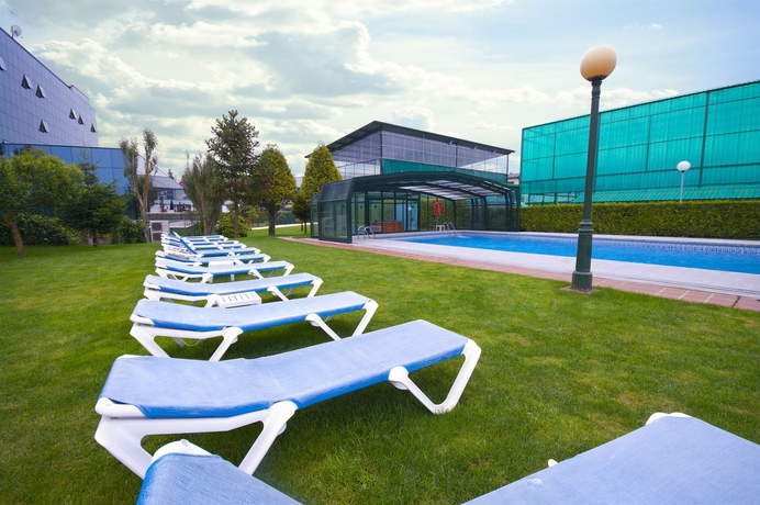 Imagen de la piscina del Hotel Auditorio Santiago and Spa. Foto 16