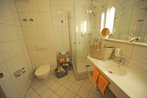 Imagen de la habitación del Hotel Auerhahn Wellnesshotel. Foto 3