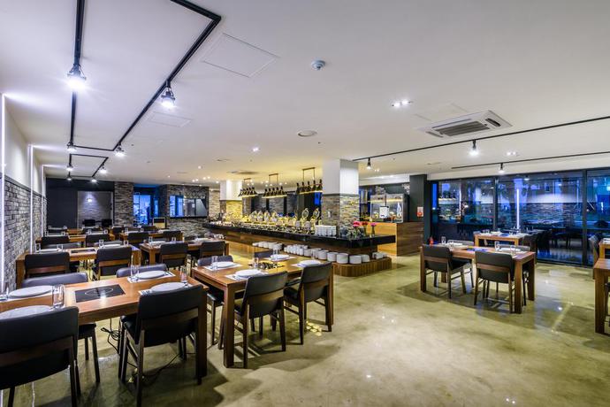 Imagen del bar/restaurante del Hotel Augila Jeju Oceano Suites. Foto 2