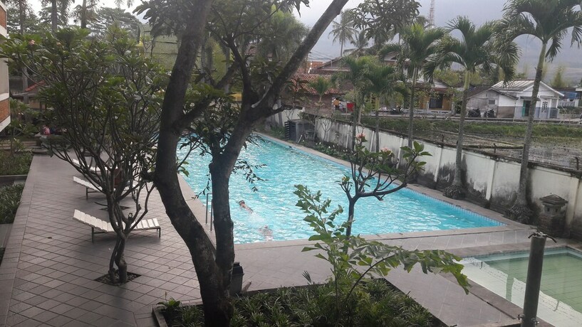 Imagen de la piscina del Hotel Augusta Garut. Foto 9