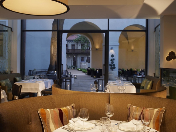 Imagen del bar/restaurante del Hotel Augustine, A Luxury Collection , Prague. Foto 3
