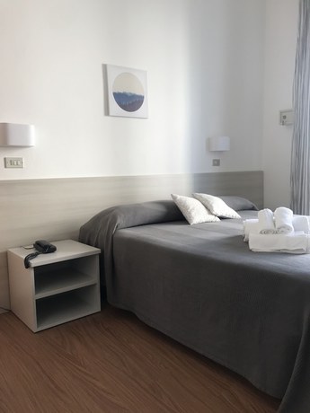 Imagen de la habitación del Hotel Augustus Milano Marittima. Foto 5