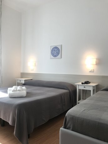 Imagen de la habitación del Hotel Augustus Milano Marittima. Foto 6