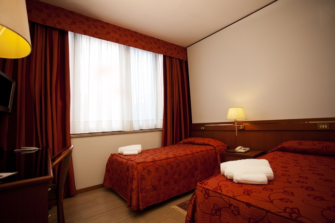 Imagen de la habitación del Hotel Augustus, Nápoles. Foto 6