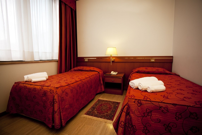 Imagen de la habitación del Hotel Augustus, Nápoles. Foto 8