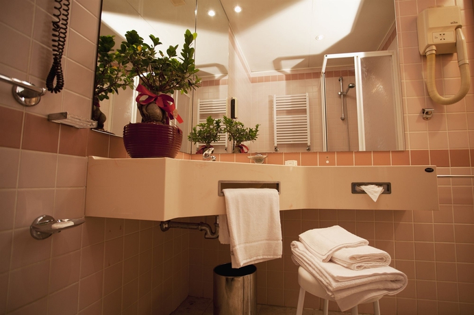 Imagen de la habitación del Hotel Augustus, Nápoles. Foto 12