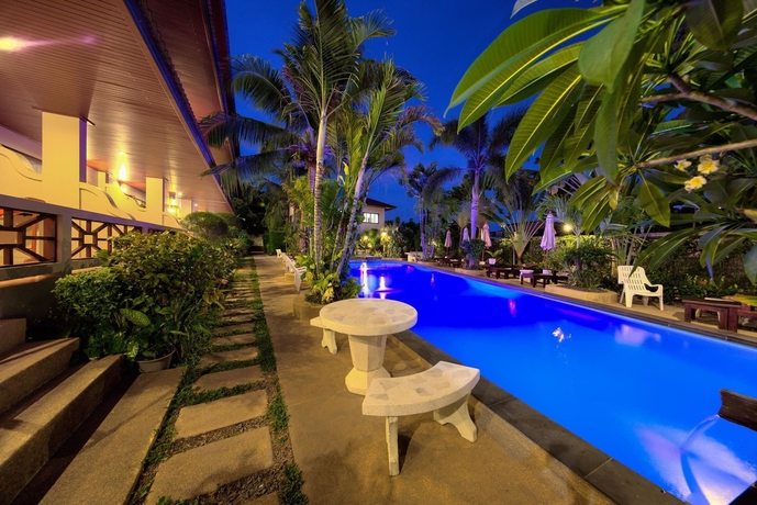 Imagen de la piscina del Hotel Aumpai Luxury. Foto 15