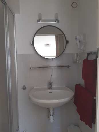 Imagen de la habitación del Hotel Aunis-Saintonge. Foto 9