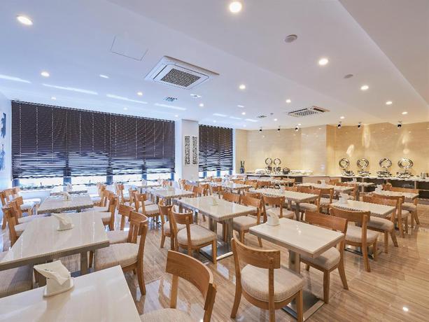 Imagen del bar/restaurante del Hotel Aura Business Hotel. Foto 6
