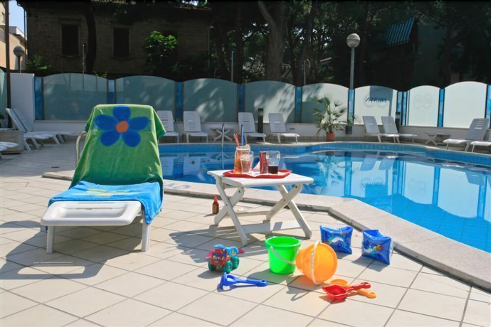 Imagen de la piscina del Hotel Aura Living. Foto 18