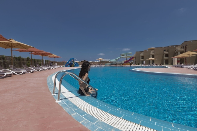 Imagen de la piscina del Hotel Aura Resort Sidi Abdel Rahman - El Alamein. Foto 12
