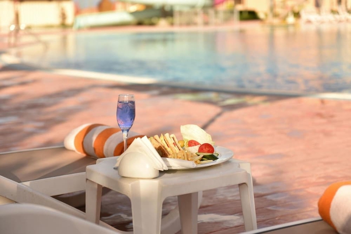 Imagen de la piscina del Hotel Aura Resort Sidi Abdel Rahman - El Alamein. Foto 14
