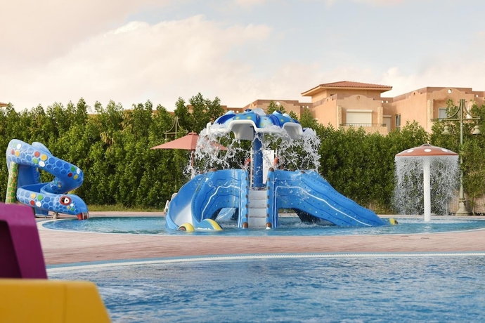 Imagen de la piscina del Hotel Aura Resort Sidi Abdel Rahman - El Alamein. Foto 16